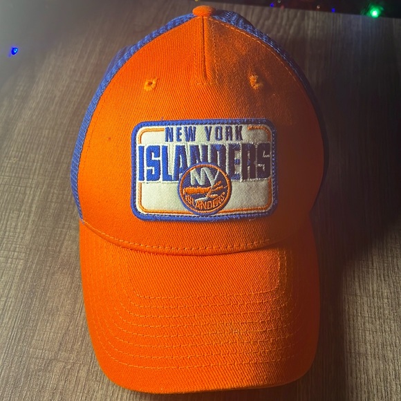 NHL Fan Favorite Men’s New York Islanders SnapBack Trucker Hat Color Orange/Blue - Picture 1 of 3